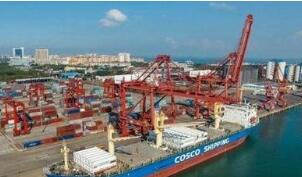 中国首船LNG罐箱从海南洋浦港起航运往北方